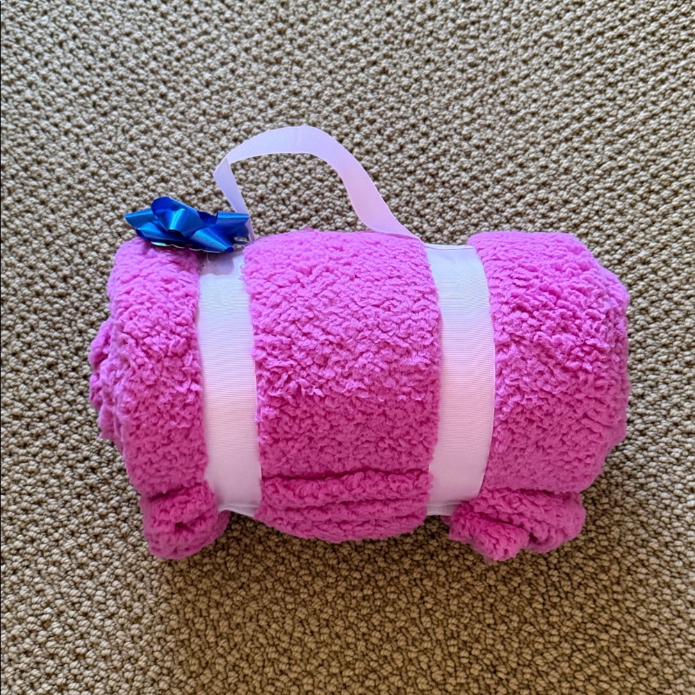 New with tags Pink Fleece Blanket/throw